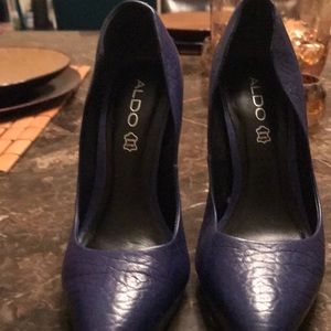 Amazing blue heels with a texture on shoes